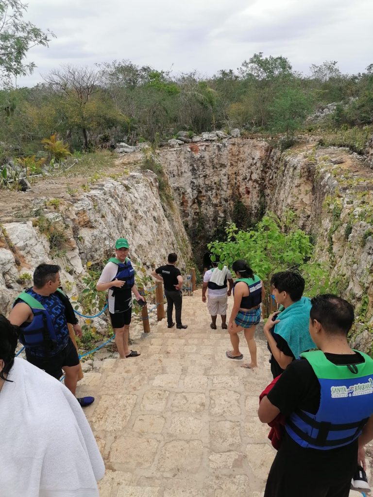 Agua turquesa de Cenote Santa Bárbara en Yucatán