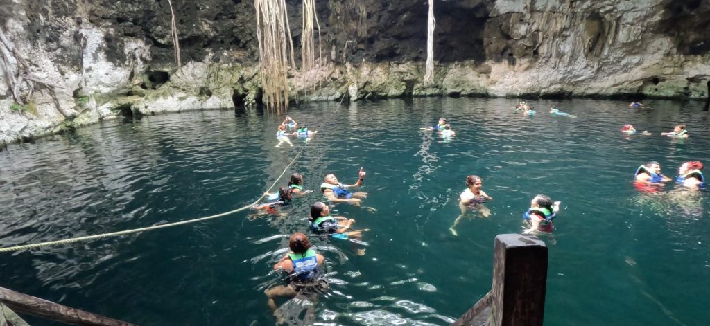 Viajeros nadando en Cenote Santa Bárbara Yucatán