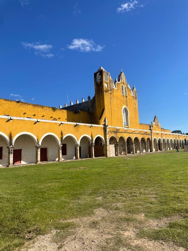 Viajeros durante recorrido guiado en Chichén Itzá