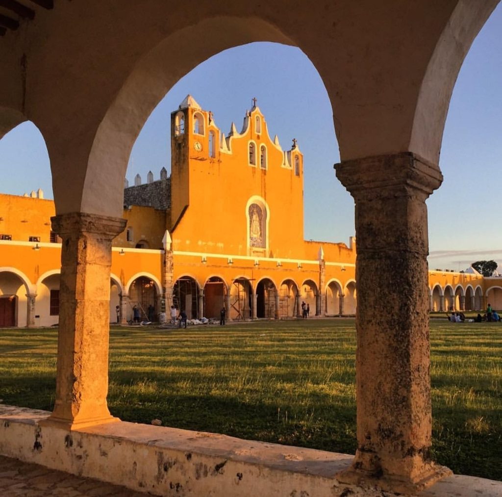 Convento de Izamal visto a través de sus arcos