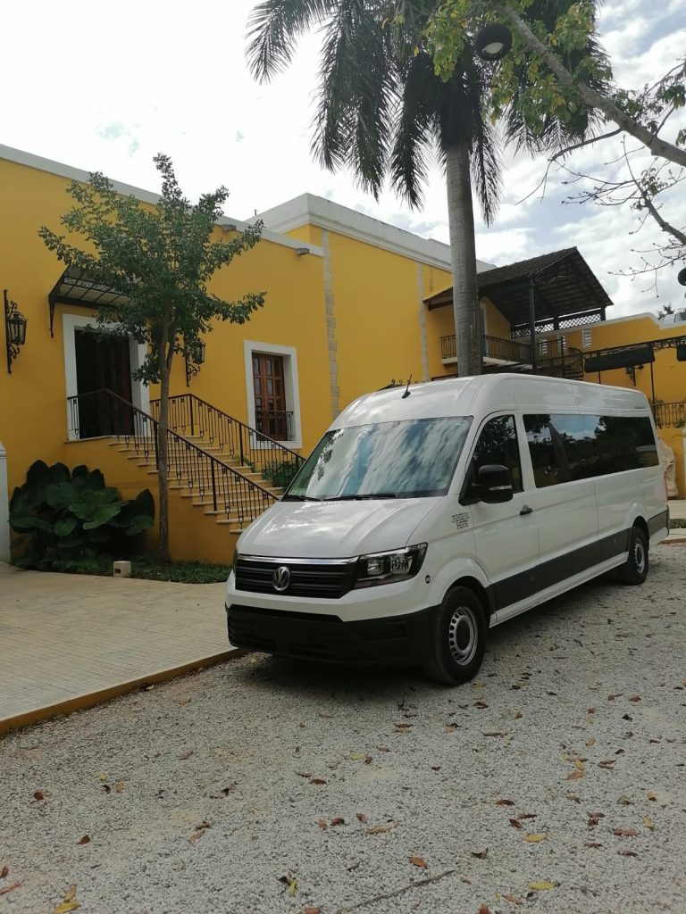Unidad de transporte privado para grupos de Rutas Turísticas Yucatán