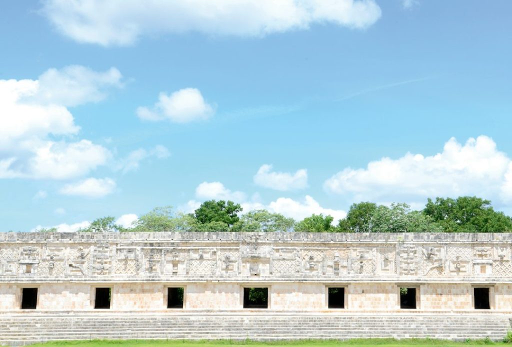 Arquitectura maya de Uxmal, Yucatán, durante recorrido guiado